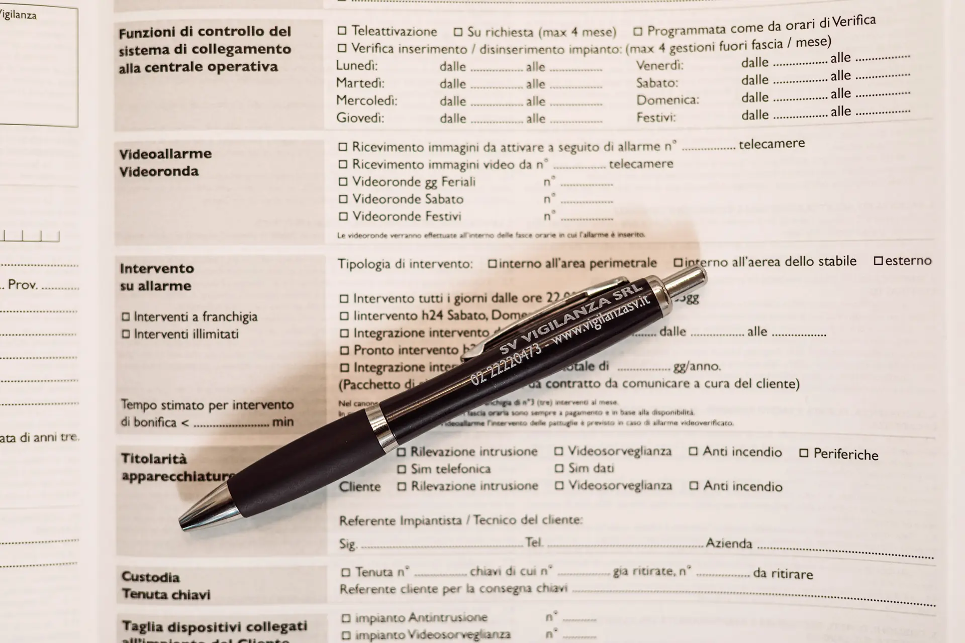 Modulo per servizi di vigilanza con opzioni di intervento, sorveglianza e verifica; al centro una penna SV Vigilanza SRL.