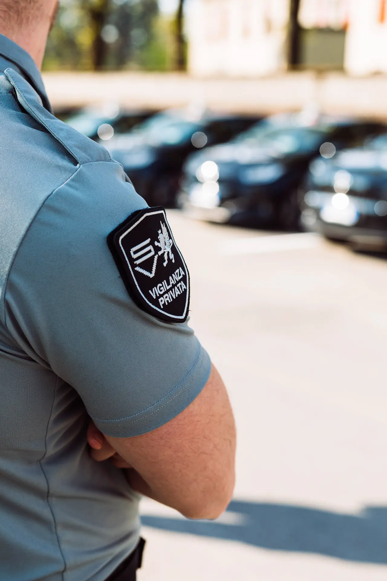 Alt: Vigilanza SV durante un evento pubblico, operatore in divisa e pubblico sullo sfondo, immagine simbolo di sicurezza per eventi, gestione dei flussi e prevenzione dei rischi in manifestazioni.