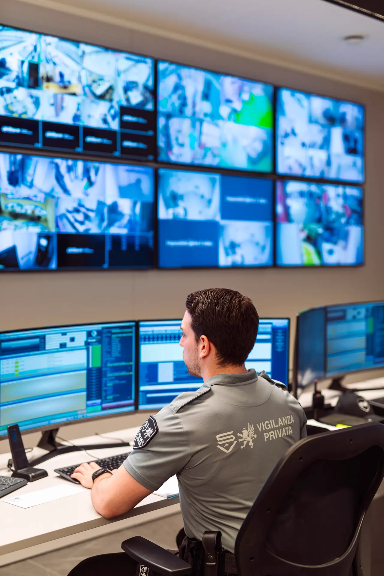 Operatori di vigilanza controllano flussi video su più monitor per garantire sicurezza 24 ore su 24, 7 giorni su 7.