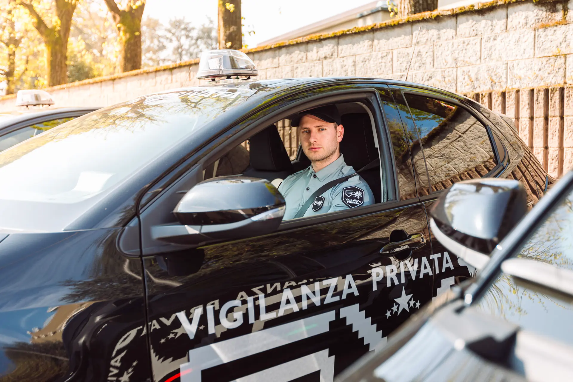Macchina SV Vigilanza in sosta su strada, pronto per operazioni di trasporto valori in totale sicurezza.